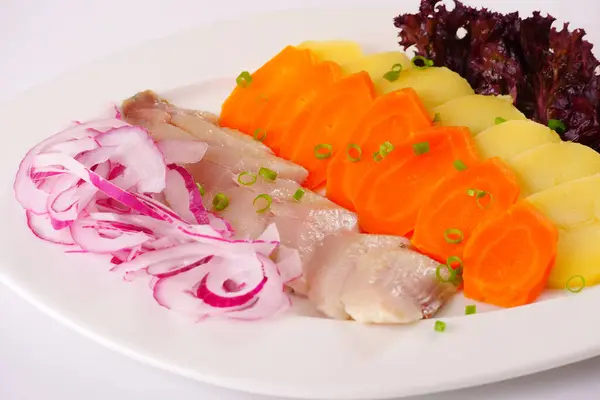 Saltad fisk, kokt potatis, morötter, grön lök, sallad. Vit bakgrund — Stockfoto