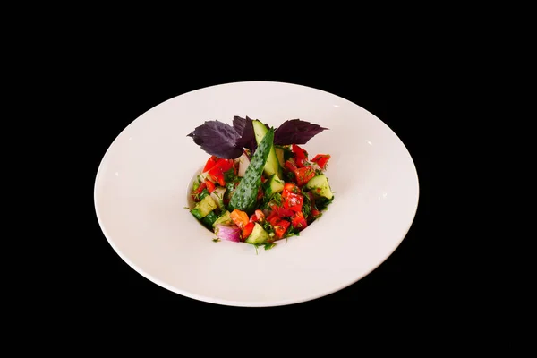 Salade de Choban. Salade de concombre et tomates aux légumes verts. Fond noir — Photo