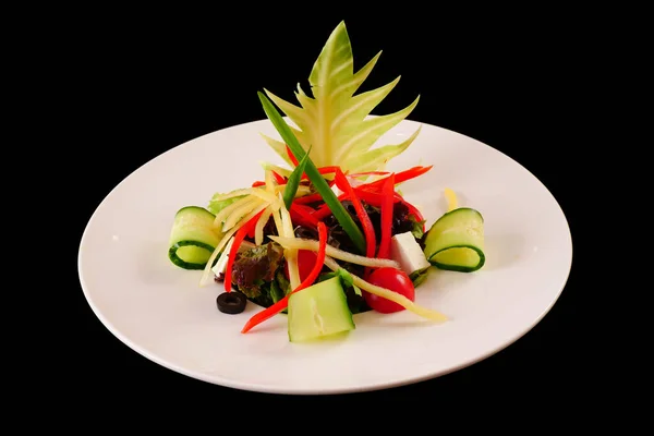 Salada de legumes. Repolho, tomate, pepino, pimentão, azeitonas Fundo preto — Fotografia de Stock