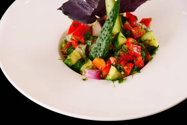 Choban salatası. Salatalık ve sebzeli domates salatası. Siyah arkaplan