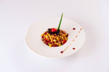 Fasulye salatası. Fasulyeli salata, mısır, ceviz, et, domates. Beyaz arkaplan