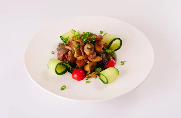 Carne assada e salada de cogumelos com cebola verde e pepino e tomate — Fotografia de Stock