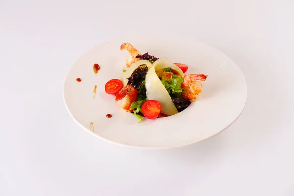 Karidesli salata, peynir, marul, domates. Beyaz arkaplan