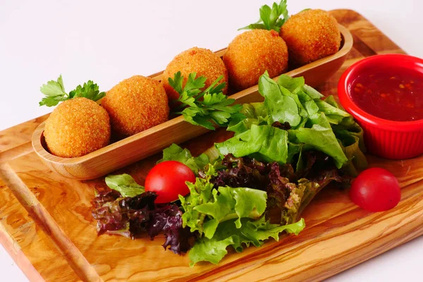 Peynir topları. Ketçaplı patates kroketleri, marul domatesleri. Beyaz arkaplan