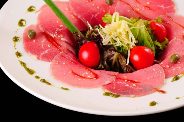 Biftek carpaccio. Çimenli sığır eti carpaccio. Siyah arkaplan