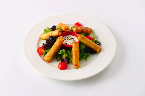 Sigara Borek. Bâtonnets de fromage farcis frits avec sauce, tomate et laitue — Photo