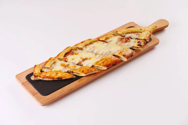 Tandoor fırınında pişirilmiş kıyma ve peynirli Türk pidesi. Beyaz arkaplan