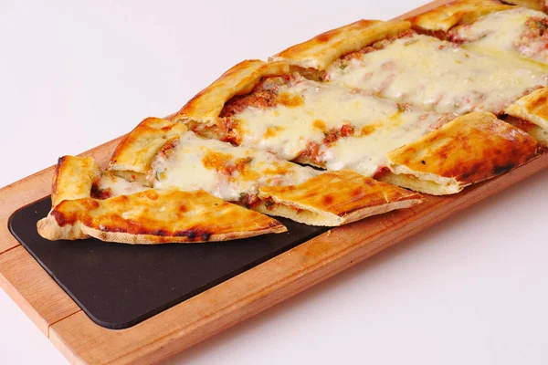 Tandoor fırınında pişirilmiş kıyma ve peynirli Türk pidesi. Beyaz arkaplan