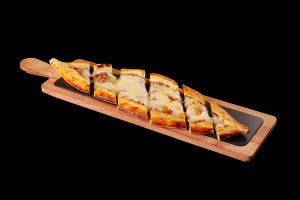 Tandoor fırınında pişirilmiş kıyma ve peynirli Türk pidesi. Siyah arkaplan