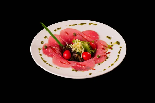 Carpaccio de ternera. Carpaccio de carne de pasto. Fondo negro — Foto de Stock