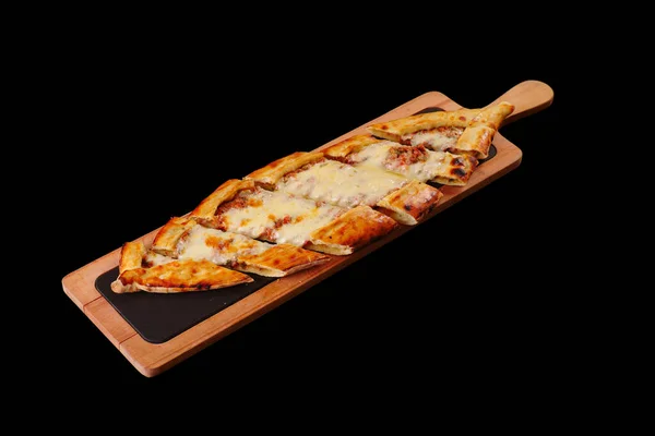 Tandoor fırınında pişirilmiş kıyma ve peynirli Türk pidesi. Siyah arkaplan
