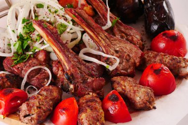 Beyaz arka planda çeşitli kebaplar. Kemikte ızgara et, kıyma.
