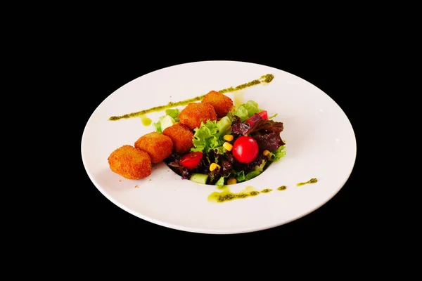 Croquetas de queso servidas con lechuga, tomates. Fondo negro — Foto de Stock