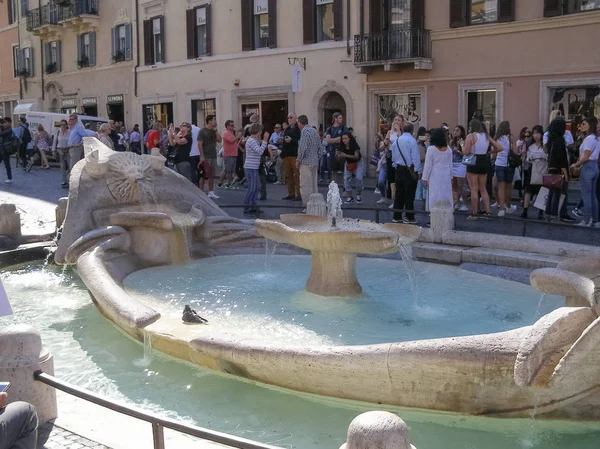 Rome, İtalya - Ekim 2018 yaklaşık: Fontana della Barcaccia (tekne Çeşmesi) İspanyol Merdivenleri, Piazza di Spagna'nın eteklerinde 1623 yılında Bernini tarafından tasarlanmış