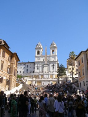 Rome, İtalya - Ekim 2018 yaklaşık: Santissima Trinita dei Monti ve İspanyol Merdivenleri Kilisesi