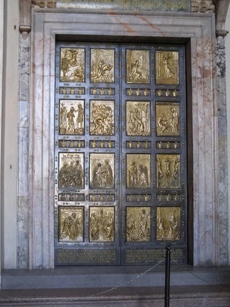 ローマ イタリア 2018年 月年頃 ピエトロ大聖堂 ピエトロ大聖堂 聖なる扉 — ストック写真