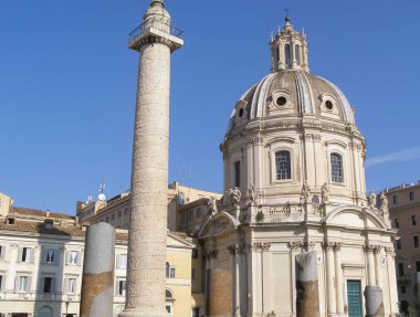 Trajan'ın sütun (Colonna Traiana) ve Ss Nome di Maria Kilisesi Roma, İtalya