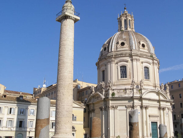 Колонна Траяна (Colonna Traiana) и церковь SS Nome di Maria в Риме, Италия
