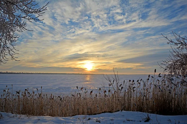 Paisaje Foto Puesta Sol Lago Congelado Invierno Paisaje Rural Invernal —  Fotos de Stock