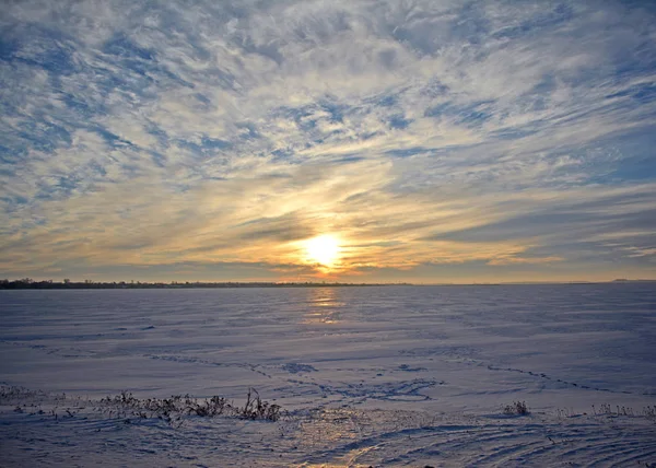 冬季冰封湖上日落的风景照片 — 图库照片