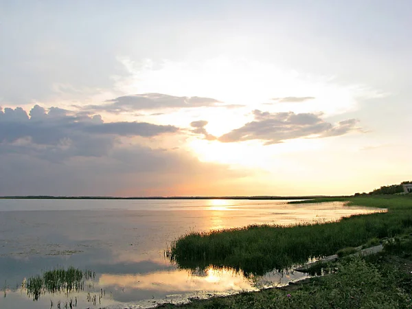 Coucher de soleil sur le lac en été — Photo