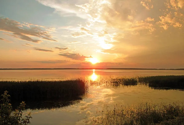 Coucher de soleil sur le lac en été — Photo