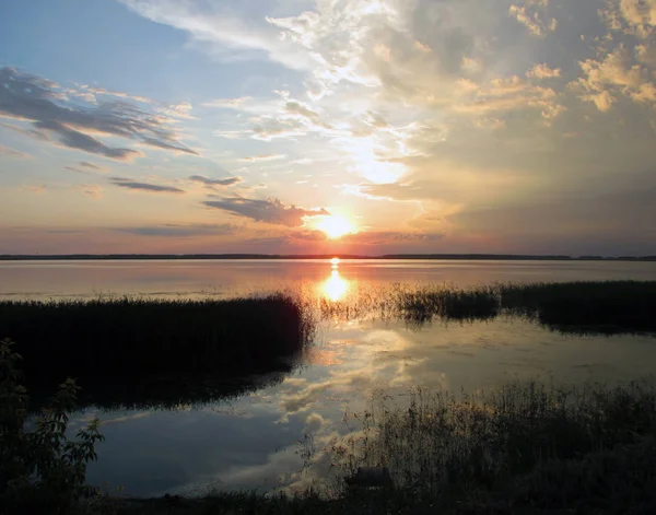 Coucher de soleil sur le lac — Photo