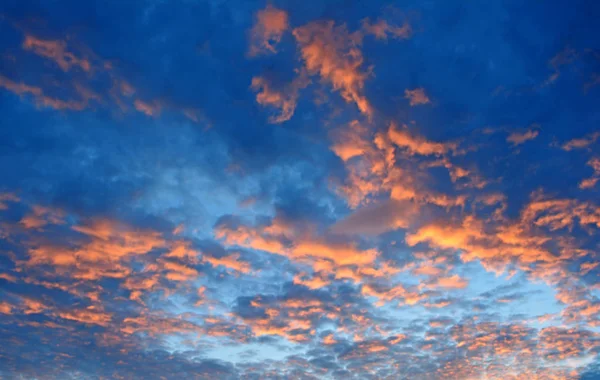 Pembe bulutlar ile akşam koyu mavi gökyüzü