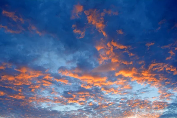 Avond donkerblauwe hemel met roze wolken — Stockfoto