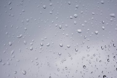 Cam yüzeyde yağmur damlaları. Bir damla suyun dokusu.