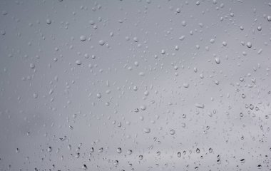 Cam yüzeyde yağmur damlaları. Bir damla suyun dokusu.