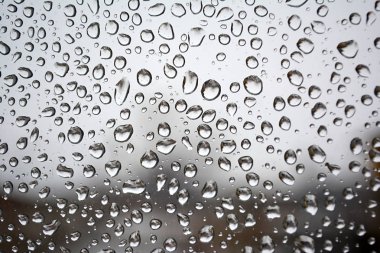 Cam yüzeyde yağmur damlaları. Bir damla suyun dokusu.