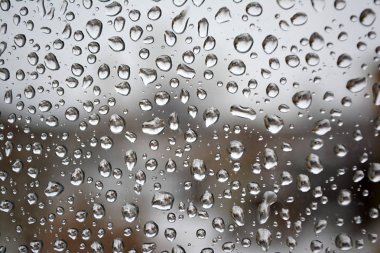 Cam yüzeyde yağmur damlaları. Bir damla suyun dokusu.