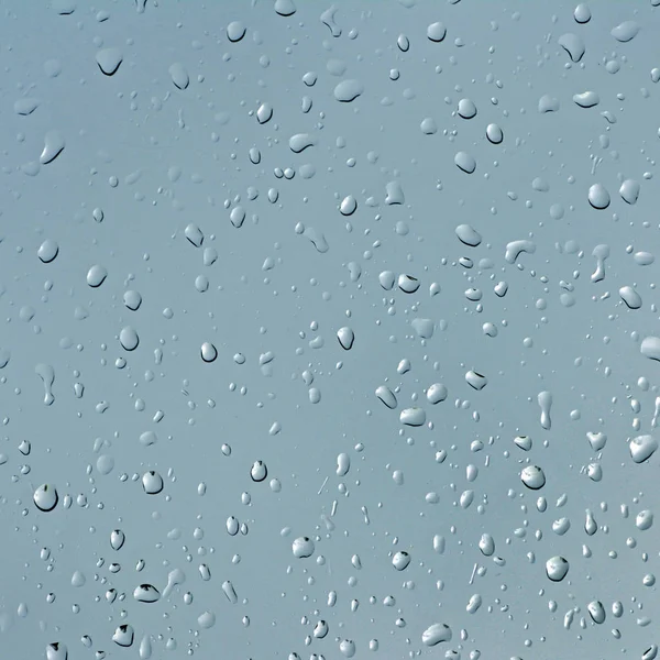 Cam yüzeyde yağmur damlaları. Bir damla suyun dokusu.