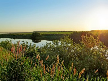 Yaz manzarası. Küçük nehir. Günbatımı.
