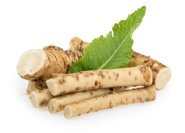 Beyaz arka plan üzerinde izole horseradish kökleri