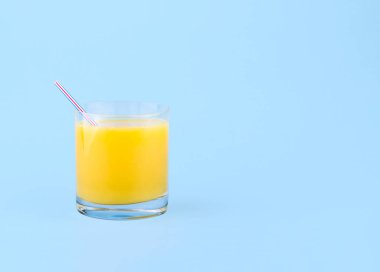 Bir bardak portakal suyu. Narenciye içki