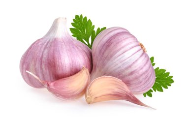 Beyaz arkaplanda sarımsak izole edilmiş.