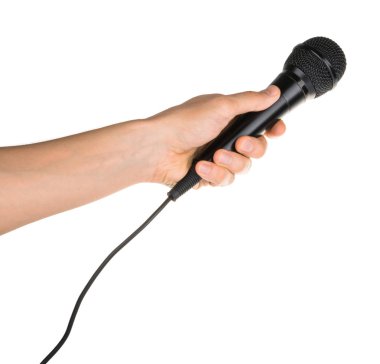 Beyaz kırpma yolu üzerinde izole mikrofon tutan el