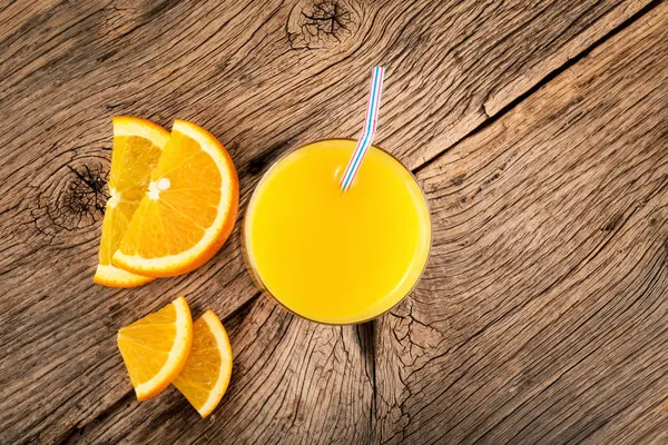 Sumo de laranja num copo. Bebida de citrinos — Fotografia de Stock