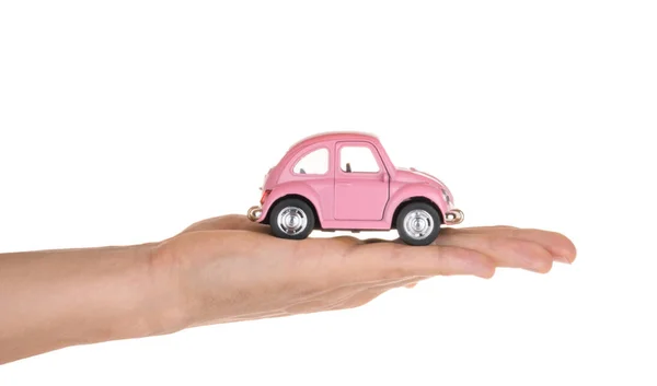 Mãos segurando carro brinquedo isolado no caminho clipping branco. Seguro — Fotografia de Stock