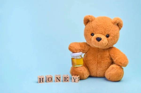 Osito de peluche sosteniendo olla miel —  Fotos de Stock