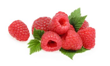 Beyaz arkaplanda yalıtılmış ahududu