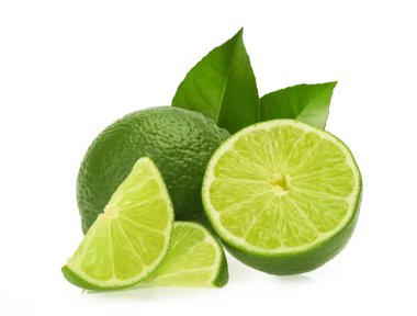 Beyaz arkaplanda izole edilmiş limonlar