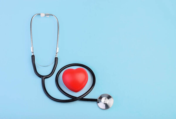 стетоскоп с красным сердцем. медицинская концепция