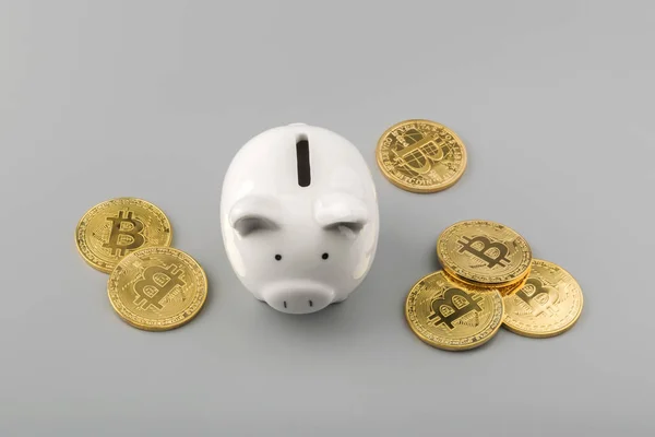 Bitcoin und Sparschwein von oben — Stockfoto