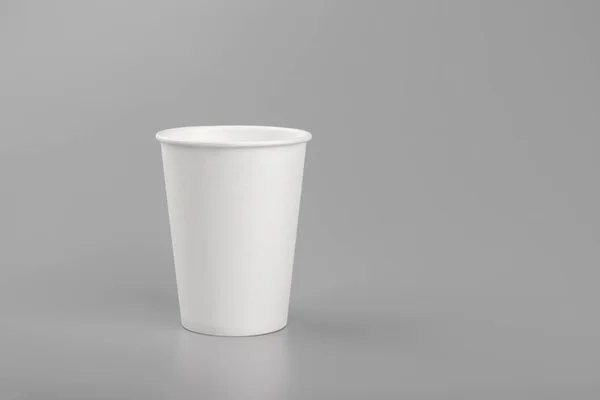 Spazio di copia tazza di carta bianca vuota usa e getta — Foto Stock