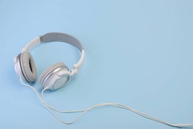 Mavi Pastel arka planda kulaklıklar