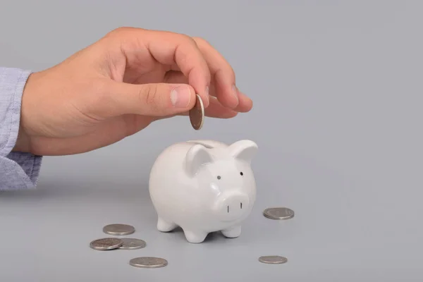 Mano Sosteniendo Moneda Piggy Bank Concepto Ahorro Dinero —  Fotos de Stock