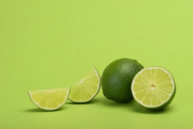 Yeşil zemin üzerinde dilimler olan kireç